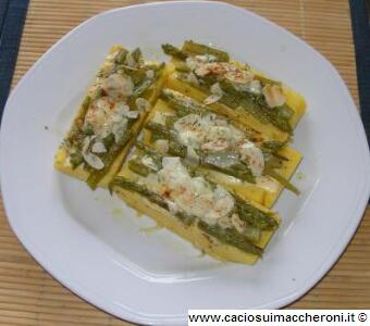 asparagi-gratinati-alle-mandorle-su-crostoni-di-polenta