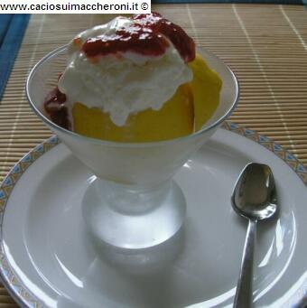 Limoni con gelato alla vaniglia e salsa di fragole