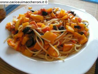 Spaghettini ai peperoni gialli e olive nere
