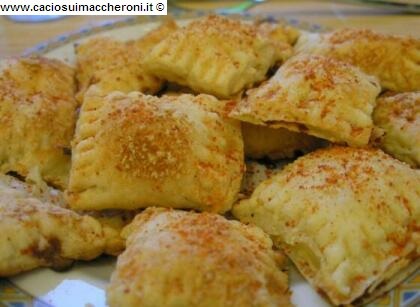 Quadratini di sfoglia con formaggio e paprika