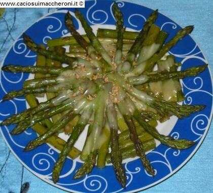 Asparagi verdi con formaggio e nocciole