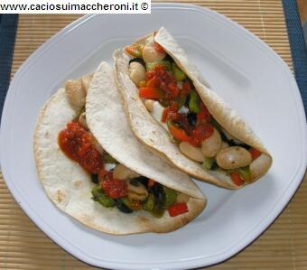 Burritos con peperoni e fagioli corona Burritos con peperoni e fagioli corona