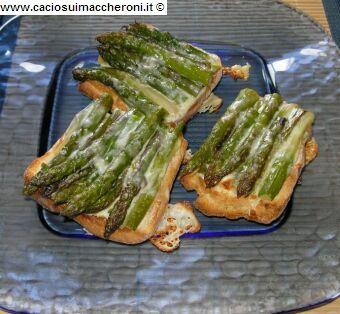 Crostoni di asparagi al forno