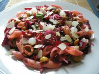 insalata-rose-di-penne-alle-barbabietole